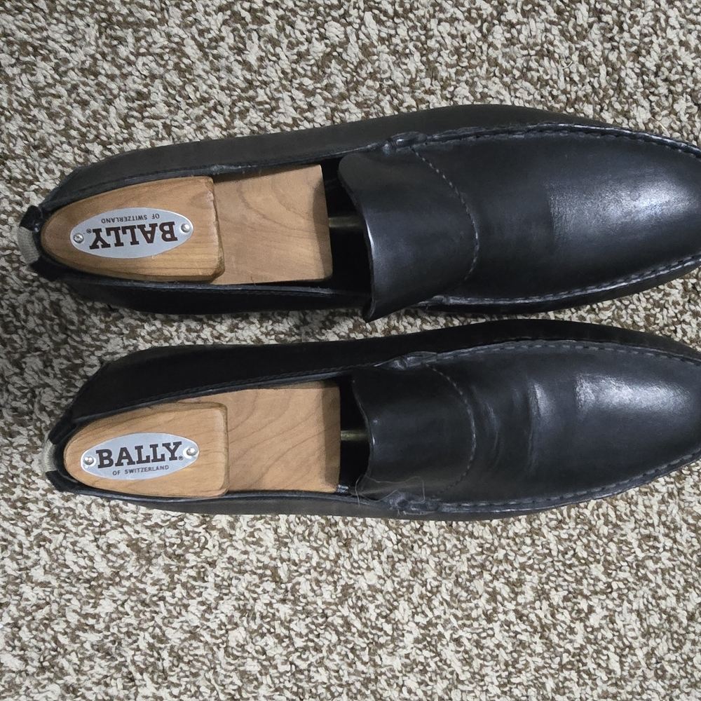 Gucci Black Leather Slip-On Loafers with Apron Stitching - Picture 6 of 10